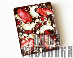 Горький шоколад с малиной, кешью и изюмом